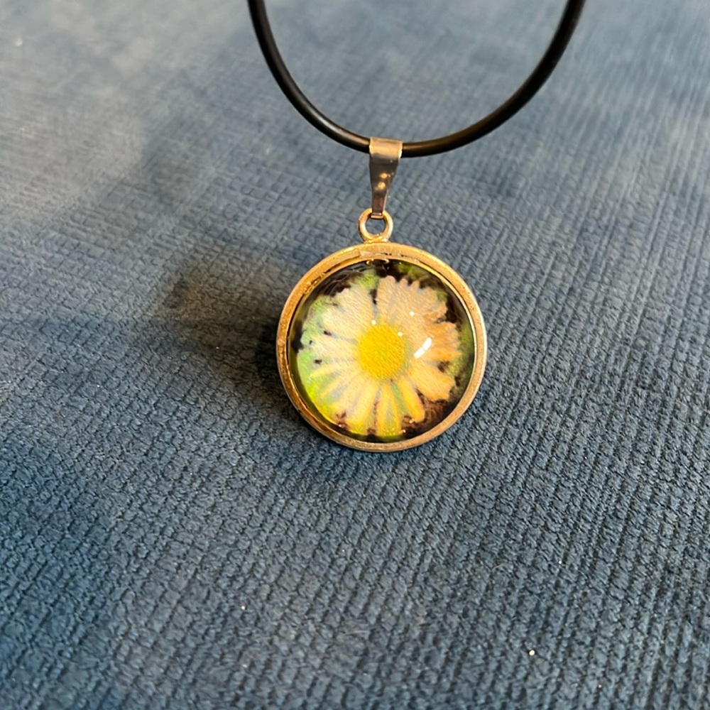 Darling handmade daisy necklace 3D effect